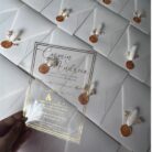 invitatie de nunta handmade personalizata pe coala transparenta cu efect folio auriu plic veritcal sigiliu si flori 3