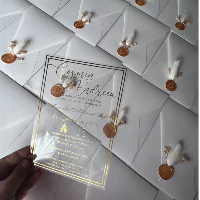 invitatie de nunta handmade personalizata pe coala transparenta cu efect folio auriu plic veritcal sigiliu si flori 3