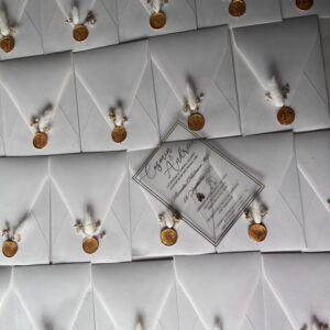invitatie de nunta cu plic vertical coala transparenta aurie sigiliu flori