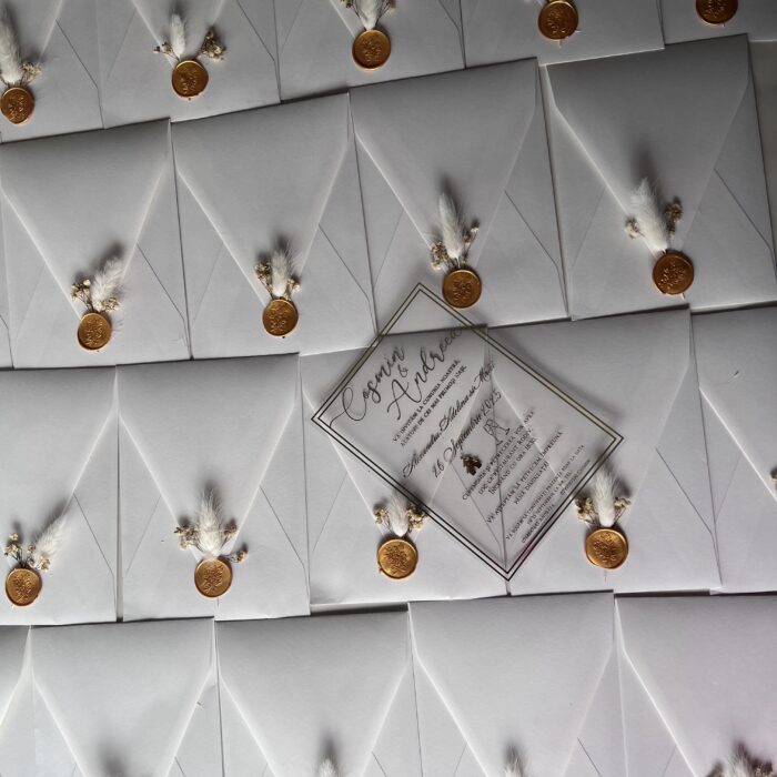 invitatie de nunta cu plic vertical coala transparenta aurie sigiliu flori