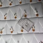 invitatie de nunta cu plic vertical coala transparenta aurie sigiliu flori