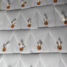 invitatie de nunta personalizata handmade transparenta cu efect auriu plic vertical sigiliu si flori