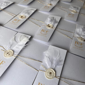 invitatie handmade personalizata cu coperta cu initialele mirilor sigiliu pene