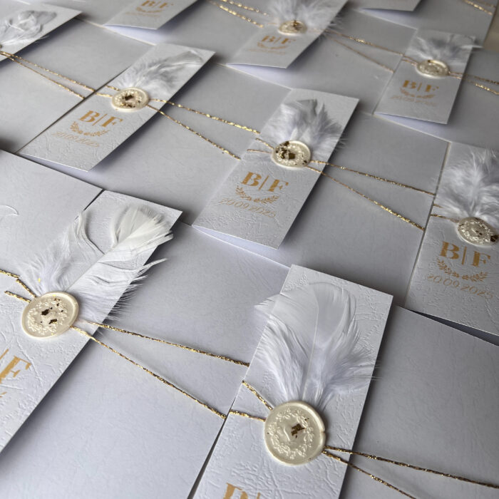 invitatie handmade personalizata cu coperta cu initialele mirilor sigiliu pene