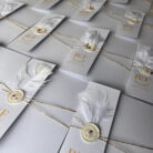 invitatie handmade personalizata cu coperta cu initialele mirilor sigiliu pene