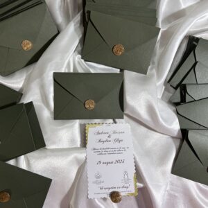 invitatie nunta handmade personalizata cu margini neregulate aurii plic verde sigiliu de ceara