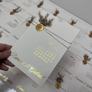 invitatie cu detalii aurii sigiliu si flori