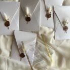 invitatie de nunta personalizata handmade transparenta cu efect auriu plic vertical sigiliu si flori