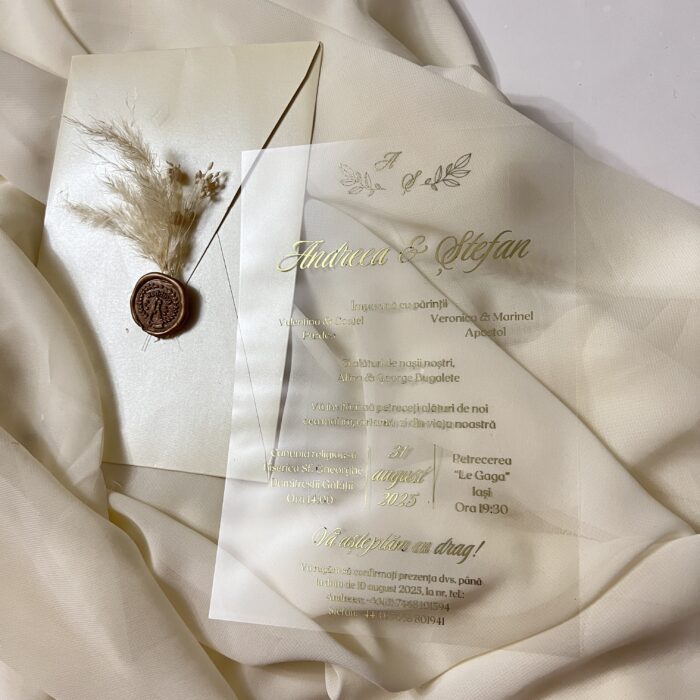 invitatie de nunta personalizata handmade transparenta cu efect auriu plic vertical sigiliu si flori