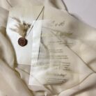 invitatie de nunta personalizata handmade transparenta cu efect auriu plic vertical sigiliu si flori
