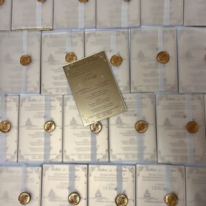 invitatie din plexiglas cu coperta de calc perle si sigiliu