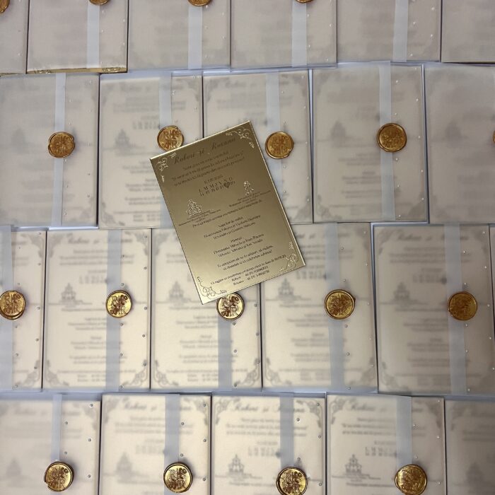 invitatie din plexiglas cu coperta de calc perle si sigiliu