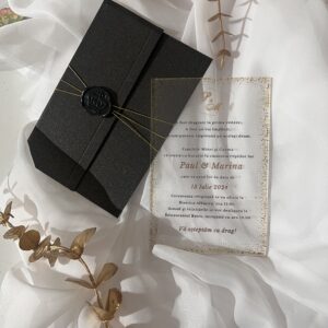 invitatie din plexiglas cu coperta neagra si sigiliu de ceara