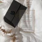 invitatie din plexiglas cu coperta neagra si sigiliu de ceara
