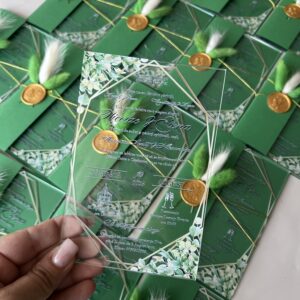 invitatie din plexiglas cu coperta verde si flori