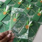 invitatie din plexiglas cu coperta verde si flori