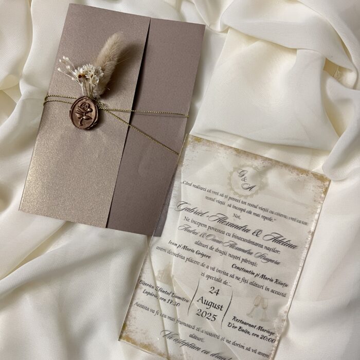 invitatie din plexiglas cu coperta crem, sigiliu si flori