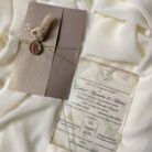 invitatie din plexiglas cu coperta crem, sigiliu si flori