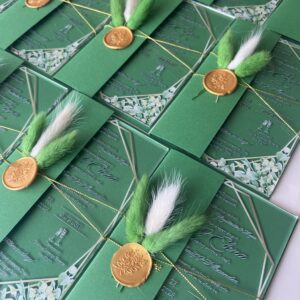 invitatie din plexiglas cu coperta verde flori si sigiliu