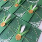 invitatie din plexiglas cu coperta verde flori si sigiliu