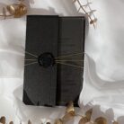 invitatie de nunta din plexiglas transparent cu coperta neagra si sigiliu de ceara