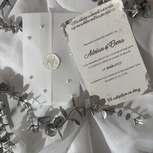 invitatie de nunta cu margini argintii coperta de calc sigiliu si perle