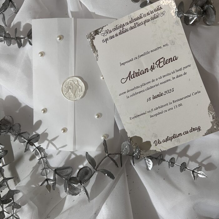 invitatie de nunta cu margini argintii coperta de calc sigiliu si perle