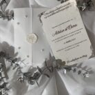 invitatie de nunta cu margini argintii coperta de calc sigiliu si perle
