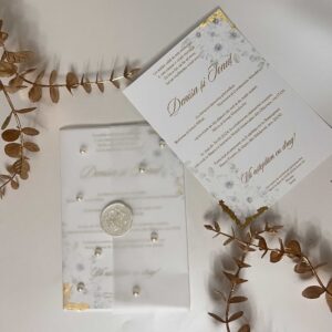 invitatie de nunta cu margini aurii coperta de calc sigiliu si perle